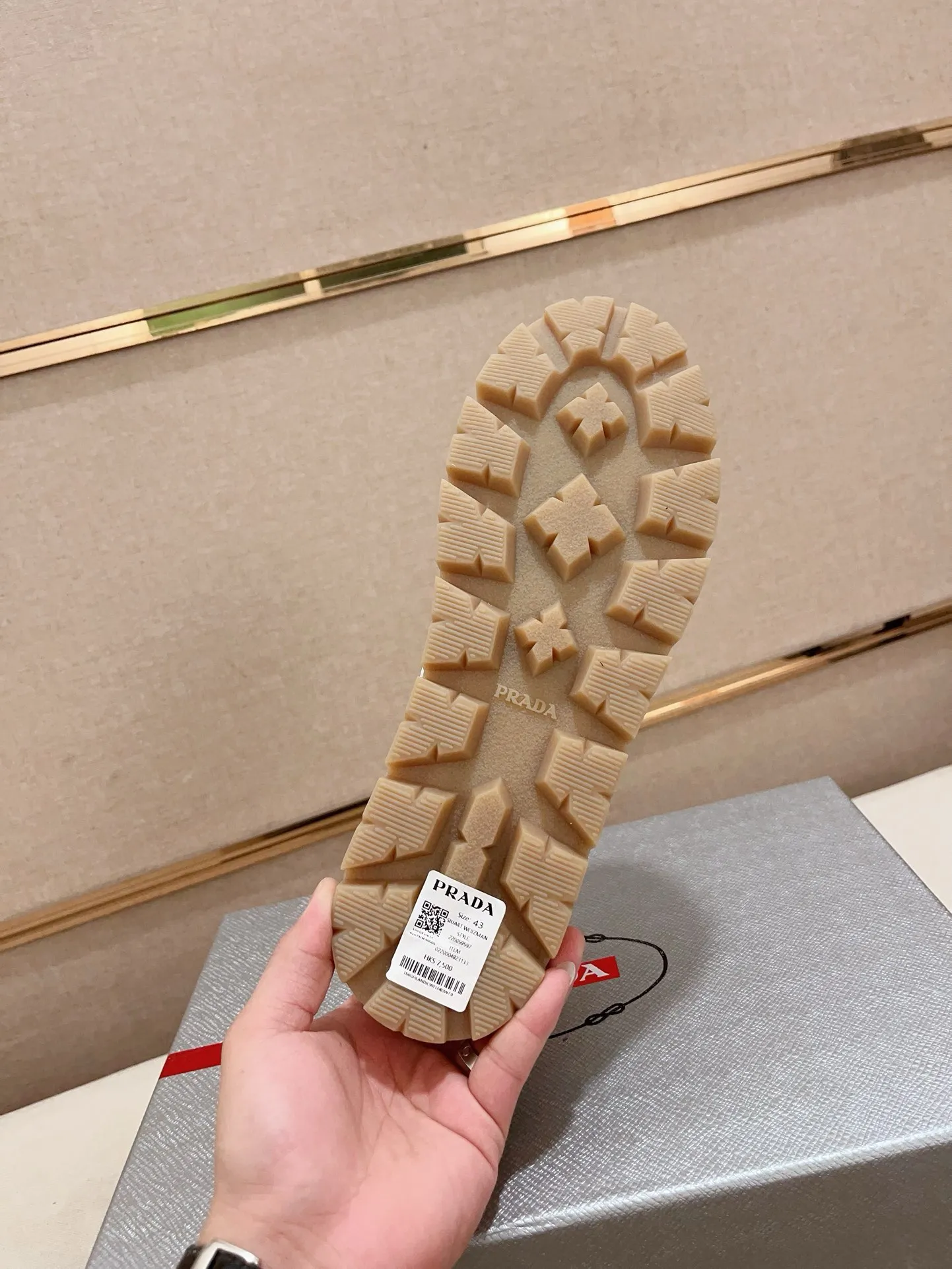 Men's shoes 💰 540💰 ✔️✔️✔️Higher version High-quality new PRADA (Prada) counters are launched at the same time. The new men's shoes and 😘 fabrics are made of high-tech glue-making technology. Lining: Full cowhide lining. 👍🏿 High-end ☄️ air-cushion molded anti-slip rubber outsole, exquisite lines, simple and elegant, comfortable and high-end for leisure travel. Code number: 38 to 44 (45 can be customized and cannot be returned or exchanged)